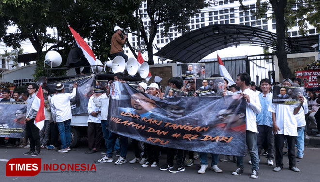 Sejumlah massa AMI geruduk gedung KPU RI, Jl. Imam Bonjol, Jakarta Pusat, Senin (22/4/2019). (Foto: Rahmi Yati Abrar/TIMES Indonesia)
