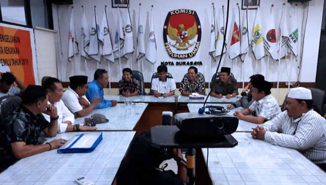 Datangi KPU Surabaya, Enam Parpol Tunjukkan Bukti Dugaan Penggelembungan Suara