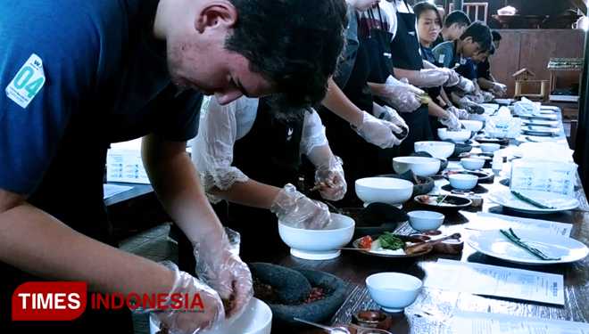 Acara Cooking Class di Resto Osing Deles yang diikuti oleh peserta dari Australia. (FOTO: Agung Sedana/ TIMES Indonesia)