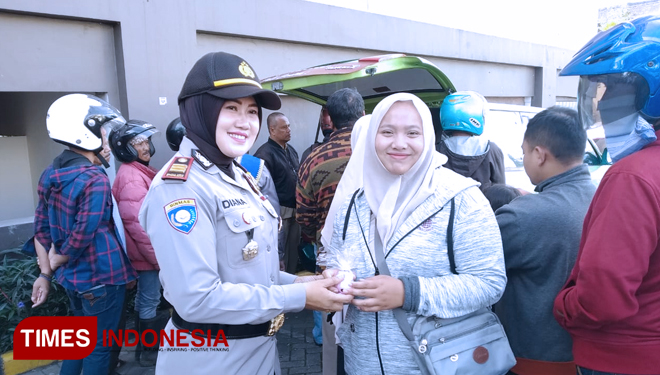 Peringati Hari Kartini Polwan  Polres Batu Bagi bagi Mawar 