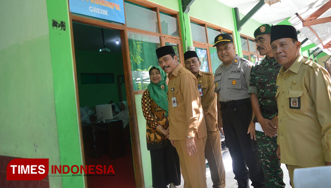 Wakil Bupati Gresik Moh Qosim saat meninjau pelaksanaan UNBK (Foto: Akmal/TIMES Indonesia).