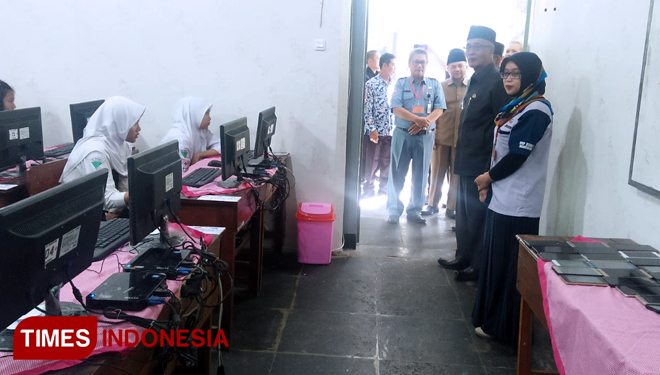 Bupati Bondowoso Drs KH Salwa Arifin saat meninjau langsung pelaksnanaan UNBK di SMPN 1 Bondowoso (FOTO: Moh Bahri/TIMES Indonesia) 