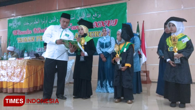 Ketua PC LP Maarif NU Situbondo H Gazeli MMPI memberikan penghargaan kepada Santri wisuda terbaik. (FOTO: AJP/TIMES Indonesia)