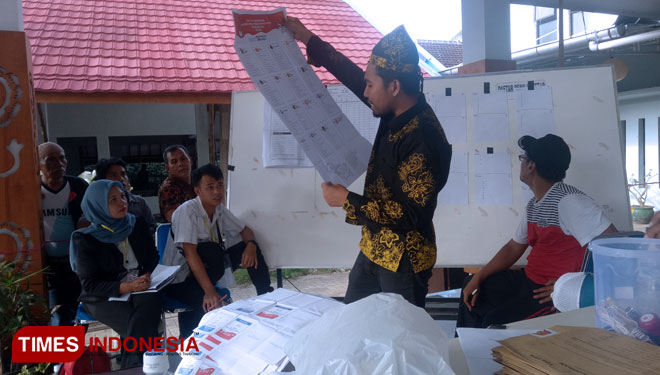Proses penghitungan suara ulang dalam rekapitulasi Desa Setail Kecamatan Genteng. (Foto : Erwin Wahyudi / TIMES Indonesia)