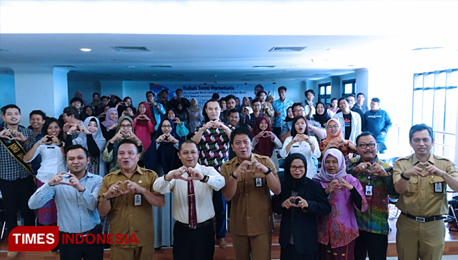 Kepala Disparbud Kabupaten Malang berfoto bersama usai memberikan kuliah tamu kepada mahasiswa pariwisata UB. (FOTO: Binar Gumilang/TIMES Indonesia)