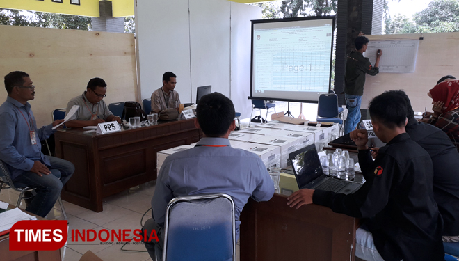 Suasana rekapitulasi penghitungan surat suara di salah satu kecamatan di Kabupaten Tuban, Senin, (22/04/2019) (FOTO: Achmad Choirudin/TIMESIndonesia)