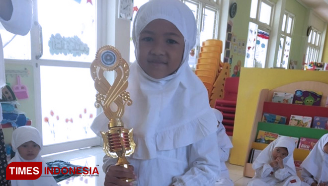 Akmalia Khasna Mahira, siswa TK B Khadijah Wonorejo meraih juara 1 lomba Tartil Al-Qur'an dalam rangka Hari Anak Nasional yang diselenggarakan oleh IGTKI Surabaya, (11/4/19). (FOTO: AJP/TIMES Indonesia)