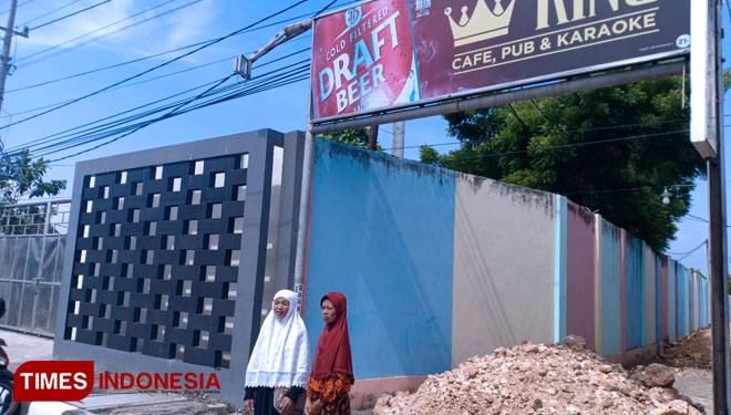 Pintu masuk menuju tempat karaoke di Kabupaten Tuban, yang diblokir warga karena sengketa tanah, Senin, (22/04/2019). (Foto: Achmad Choirudin/TIMESIndonesia)