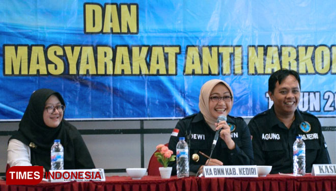 Kepala BNN Kab Kediri AKBP L.Dewi I, Amk,SH,MM membuka workshop dengan didampingi narasumber (FOTO: ajp.TIMES Indonesia)