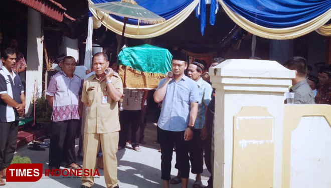 Suasana di rumah duka anggota KPPS di Magetan yang meninggal dunia. (FOTO: Aditya Candra/TIMES Indonesia)