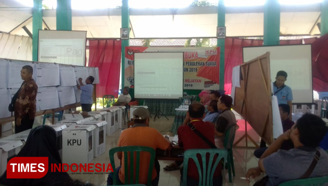 Petugas PPK Mejayan saat melakukan rekapitulasi penghitungan suara Pemilu 2019. (Foto: Yupi Apridayani/TIMESIndonesia)