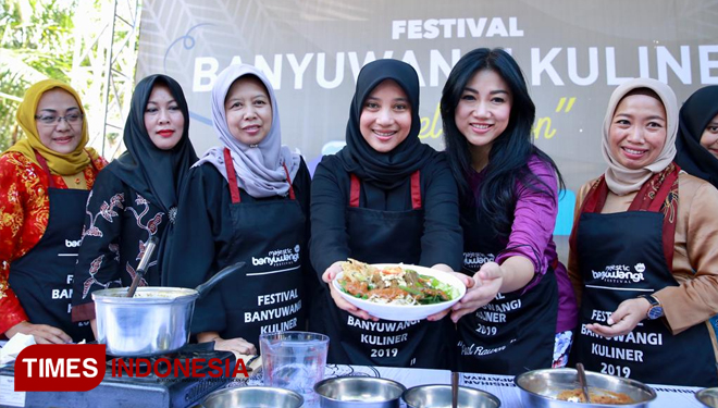 Chef Vania Wibisono melakukan demo masak Pecel Rawon bersama peserta Festival Banyuwangi Kuliner 2019. (FOTO: Roghib Mabrur/TIMES Indonesia)
