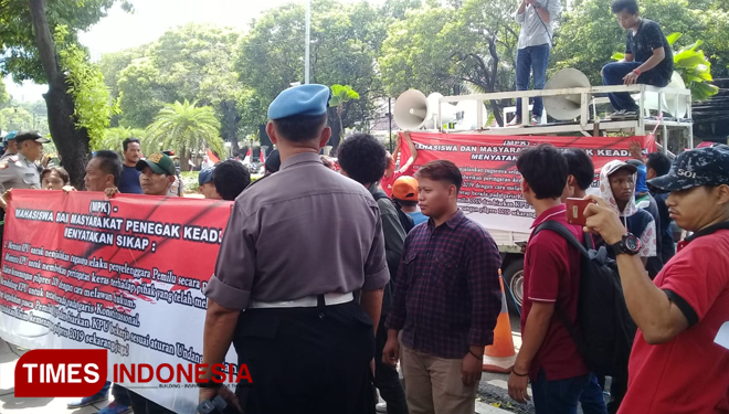 Mahasiswa dan Masyarakat Penegak Hukum (M2PK) saat menggelar aksi damai di depan gedung KPU RI, Jakarta. (FOTO: Istimewa for TIMES Indonesia).