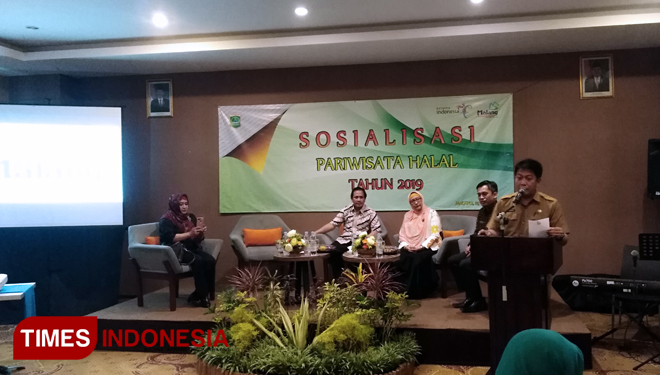 Kepala Disparbud Kabupaten Malang Made Arya Wedanthara saat membuka sosialisasi pariwisata halal. (FOTO: Binar Gumilang / TIMES Indonesia)