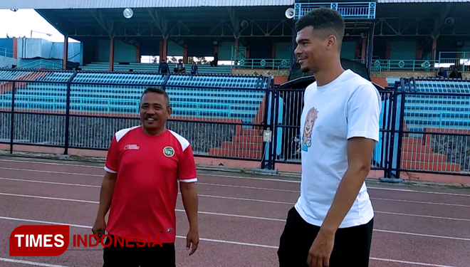 Mawouna Kodjo Amevor, berada di Stadion Surajaya Lamongan, untuk diperkenalkan dengan pemain Persela, Selasa (23/4/2019). (FOTO: MFA Rohmatillah/TIMES Indonesia)