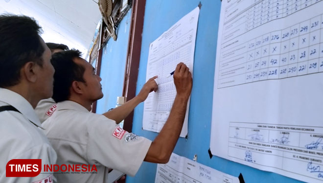 Proses rekapitulasi suara oleh PPK di Kecamatan Kraksaan, Kabupaten Probolinggo.(FOTO: Dicko W/TIMES Indonesia)