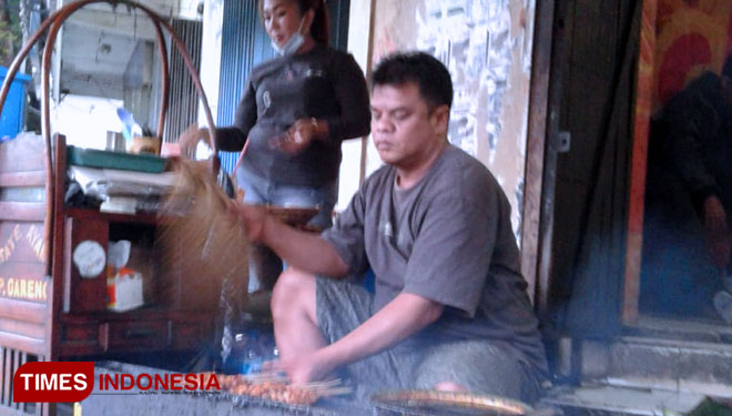 Hermawan the owner of Pak Gareng satay outlet Ngepos Ponorogo. (FOTO: Evita Mukharomah/TIMES Indonesia)