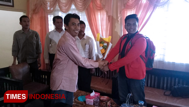 Ketua KPU Banyuwangi, Syamsul Arifin dan Koordinator Daerah BEM Nusantara Jawa Timur, Rifqi Nuril Huda (FOTO: Rizki Alfian/TIMESIndonesia)