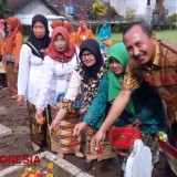 Peringatan Hari Kartini, Muspika Ngantang Tabur Bunga di TMP