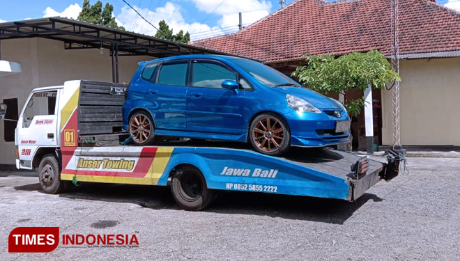 Barang bukti mobil derek lengkap dengan mobil jenis Honda Jazz milik kreditur PT BFI Finance Indonesia Banyuwangi, yang diamankan di Mapolsek Bangorejo. (Foto : Syamsul Arifin/ TIMES Indonesia)
