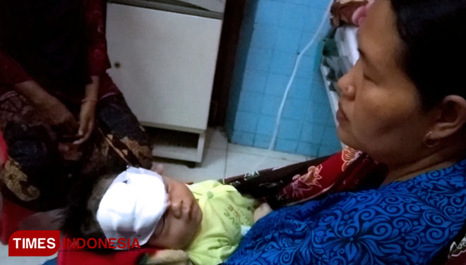 Kondisi bayi M. Aldo, korban serangan kera liar di Kedungasem, Probolinggo. (FOTO: Happy L. Tuansyah/TIMES Indonesia)