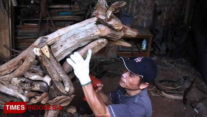 Anto, Pembuat kerajinan kayu dari Desa Kedungbenda, Kecamatan Kemangkon saat sedang membuat sebuah karya seni (FOTO: Adi Purwanto for TIMES Indonesia)
