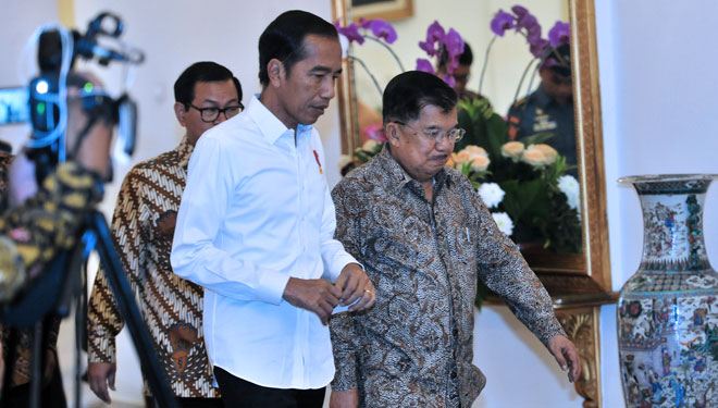 Presiden Joko Widodo dan Wapres Jusuf Kalla menuju ruang sidang kabinet paripurna di Istana Bogor, Selasa (23/4/2019). (FOTO: Setkab RI)