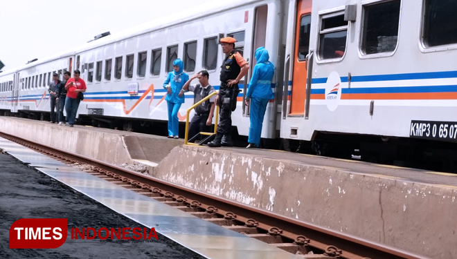 Penumpang menaiki kereta api di stasiun. (FOTO: Canda/TIMES indonesia)