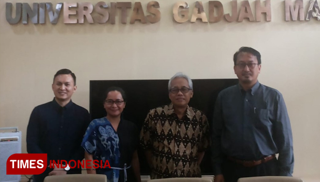 Ketua Komisi Kebudayaan AIPI Prof Amin Abdullah (dua dari kanan) saat konferensi pers di UGM. (FOTO: Ahmad Tulung/TIMES Indonesia)