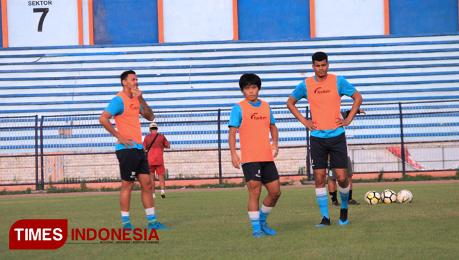 Trio pemain asing Persela, Alex dos Santos Goncalves (kiri), Kei Hirose (tengah) dan Mawouna Kodjo Amevor (kanan), berlatih di Stadion Surajaya Lamongan, Rabu (24/4/2019). (FOTO: MFA Rohmaltillah/TIMES Indonesia)
