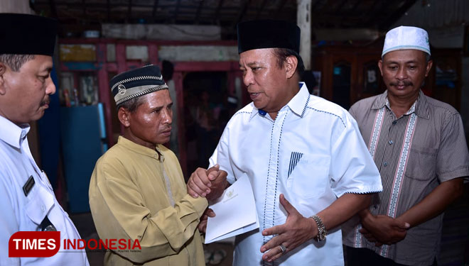 Bupati Lamongan Fadeli bersama Forkopimda menyampaikan duka cita dan memberikan santunan ke keluarga, Rabu, (24/4/2019). (FOTO: Ardiyanto/ TIMES Indonesia)