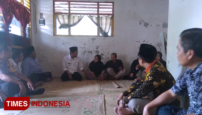 Bupati Madiun H.Ahmad Damawi usai memimpin rombongan berdoa di rumah duka. (FOTO: Pamula Yohar C/TIMES Indonesia)