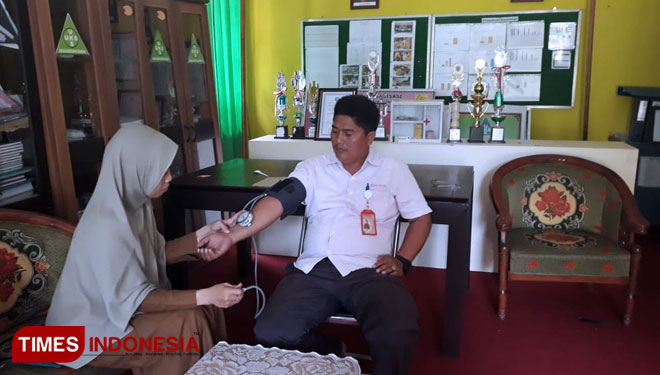 Anggota PPK Bontang Selatan, Jumadi sedang memeriksakan kesehatannya (Foto: Kusnadi/TIMES Indonesia)
