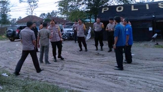 Kapolres Bondowoso AKBP Febriansyah bersama jajaran saat meninjau gudang KPU Bondowoso, dan diterima oleh ketua KPU (FOTO: Istimewa) 