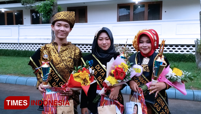 Tiga Mahasiswa UMP yang meraih juara sebagai Duta Genre tingkat Kabupaten Banyumas, (dari kiri) Hilman Taofik H, Endah Safitri dan Siti Nur Yuliana (FOTO: Humas UMP for TIMES Indonesia)