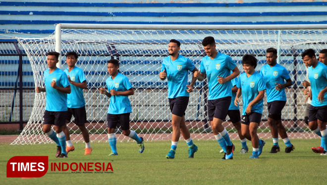 Seluruh pemain Persela Lamongan melakukan pemanasan sebelum menjalani latihan di Stadion Surajaya Lamongan, Rabu (24/4/2019). (FOTO: MFA Rohmatillah/TIMES Indonesia)