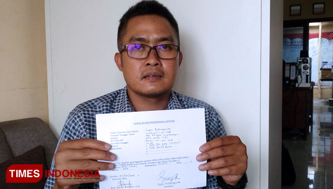 Sapto Raharjanto, Koordinator WYDII di Jember menunjukkan registrasi laporan di Bawaslu Kabupaten Jember, Rabu (24/4/2019). (FOTO: Dody Bayu Prasetyo/TIMES Indonesia)