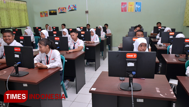 Siswa SMP di Lamongan saat menjalani UNBK. (FOTO: Dok. TIMES Indonesia)