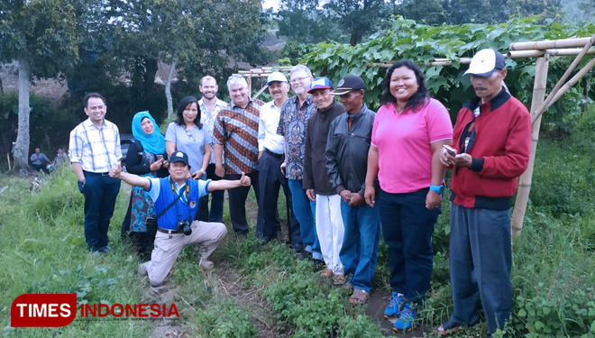 Peninjauan USAID APIK ke lahan pertanian Labu Siam di Kota Batu (FOTO: Imadudin M/TIMES Indonesia)