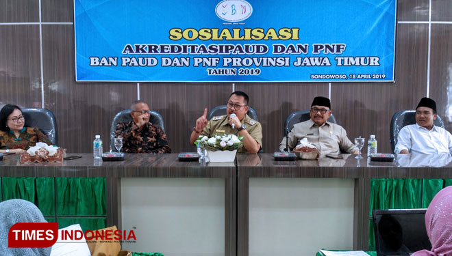 Wakil Bupati Bondowoso Irwan Bachtiar Rahmat (paling tengah) didampingi Kepala Dinas Pendidikan dan Kebudayaan, Harimas (dua dari kanan) saat menghadiri sosialisasi akreditasi (FOTO: Moh Bahri/TIMES Indonesia) 