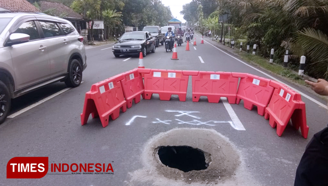 Jalan berubang berdiameter 70 centi meter di tengah jalan provinsi, tepatnya di jalan Wates Km 13 Dusun Kalakan, Argorejo, Sedayu, Bantul, Yogyakarta. (FOTO: Fajar Rianto/TIMES Indonesia)