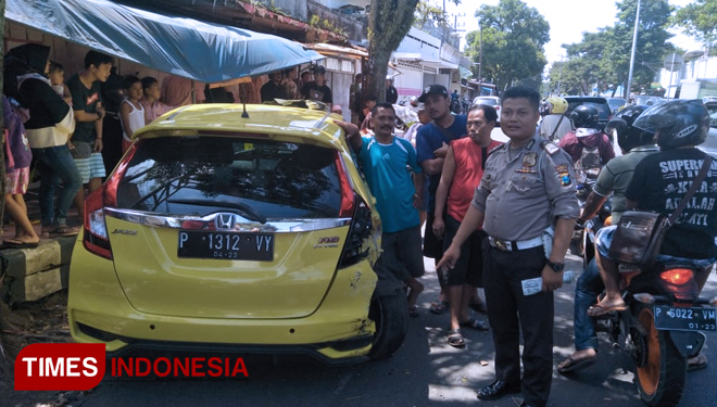 Polisi melakukan pengamanan usai kecelakaan terjadi. (FOTO: Rizki Alfian/TIMESIndonesia)