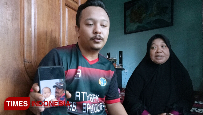 Salah satu keluarga duka, Pahlawan Pemilu 2019, Kabupaten Banyuwangi. (FOTO : Agung Sedana/ TIMES Indonesia)