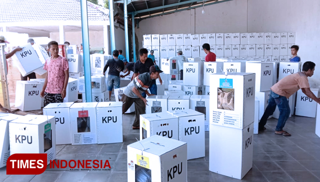 Petugas saat melakukan pergeseran kotak suara di Gudang Logistik KPU Pamekasan, Jalan Pintu Gerbang, Bugih, Rabu (24/4/2019).