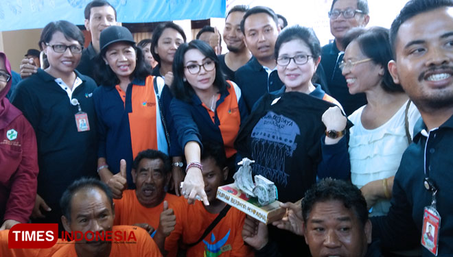 Nila Moeloek when visiting the Rumah Berdaya Denpasar (Photo: Khadafi/TIMES Indonesia)