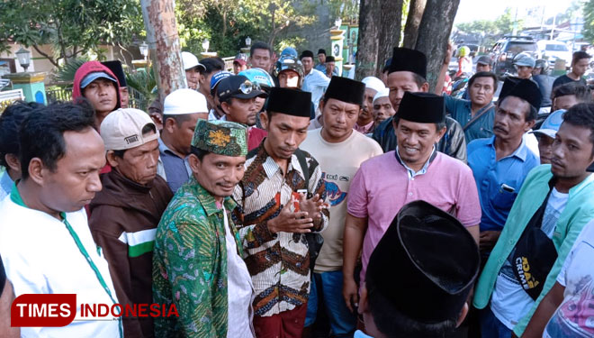 Ali Mansyur caleg dari PPP bersama pendukungnya saat mendatangi Kantor Kecamatan Kabupaten Pamekasan.(FOTO: akhmad syafii/TIMES Indonesia)