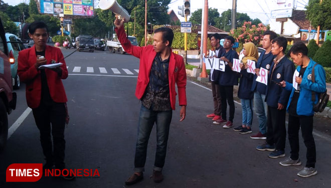 Aliansi Mahasiswa Banyuwangi Turun Jalan (Foto : Rizki Alfian/TIMESIndonesia)
