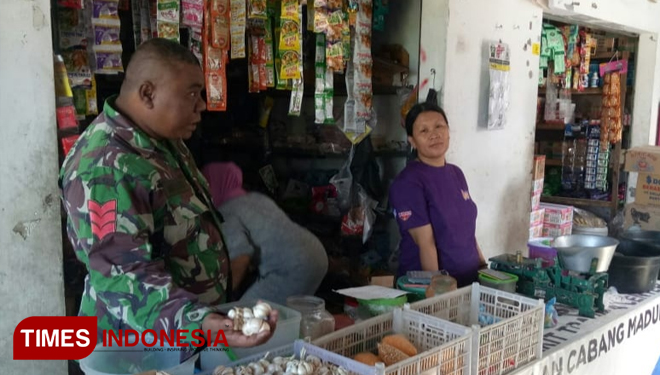 Babinsa Panempan Kopka Mohammad Sidi anggota Koramil 0826/01 Kota yang turun ke Pasar Panempan untuk melakukan pemantauan harga sembako.(FOTO:akhmad syafii/TIMES Indonesia)