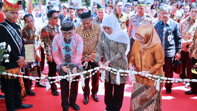 Gubernur Jawa Timur Khofifah Indar Parawansa Buka Pameran dan Simposium Inovasi Pelayanan Publik 2019 di Banyuwangi (FOTO: Istimewa)