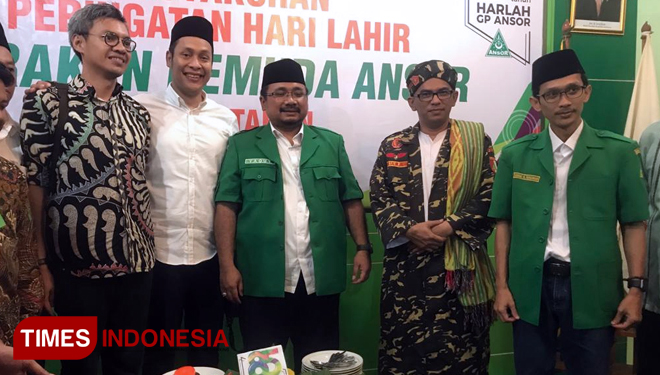 Gus Yaqut (tengah) bersama pengurus GP Ansor memperingati Harlah Ansor. (FOTO: Bowo/TIMES Indonesia)